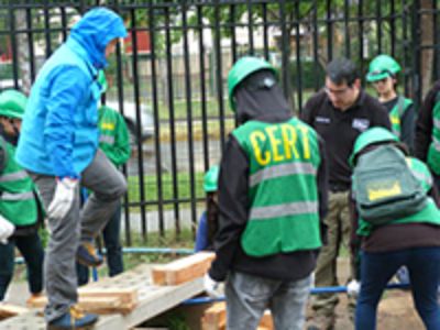 Durante los dos días de capacitación, a través de la teoría y práctica los(as) estudiantes aprendieron a cómo reaccionar a una eventual situación de catástrofe e ir en ayuda de la comunidad.