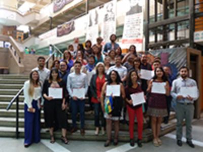 ecinos(as), familias y personas de diferentes edades llegaron hasta el Auditorio Pedro Ortiz para celebrar la clausura del curso de Extensión ¿Reflexionando el Chile actual¿.