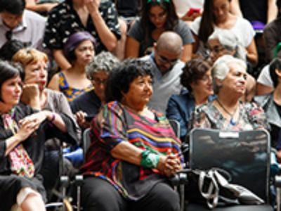 La coordinadora académica de la Cátedra Amanda Labarca, Roxana Pey, junto a la académica feminista argentina, Dora Barrancos.