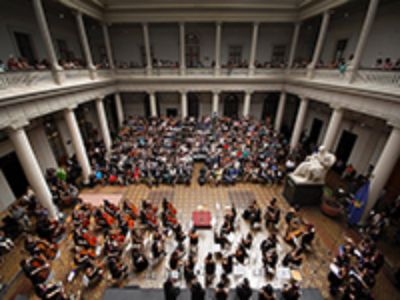 El acto se llevó a cabo en el patio Andrés Bello de la Casa Central, y contó con una presentación artística de la Orquesta y Coro de Mujeres de Chile (OMCH).