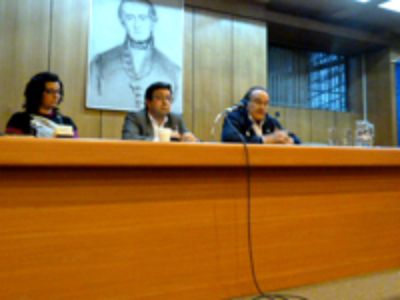 El Director del Departamento de Sociología de la U. de Chile, Prof. Raúl Atria, el profesor visitante Daniel Chernilo y la Coordinadora del Magíster en Ciencias Sociales, Prof. Marisol Facuse.