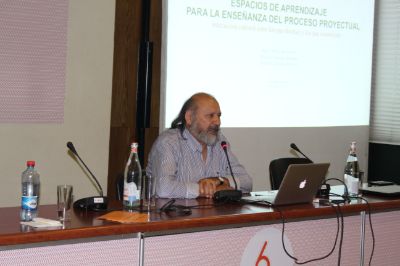 Marcelo Quezada expuso investigación "Espacios de Aprendizaje para la Enseñanza del proceso Proyectual Productividad y Competitividad sobre la interacción cultural entre los que diseñan y construyen".