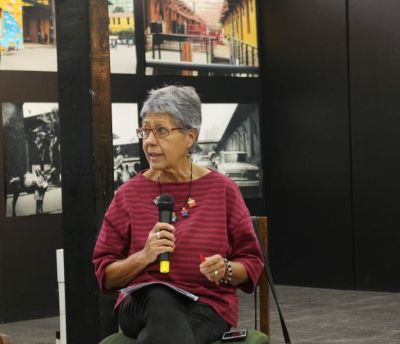 La académica de FAU, Dra. Viviana Fernández junto con organizar el encuentro moderó el conversatorio. 