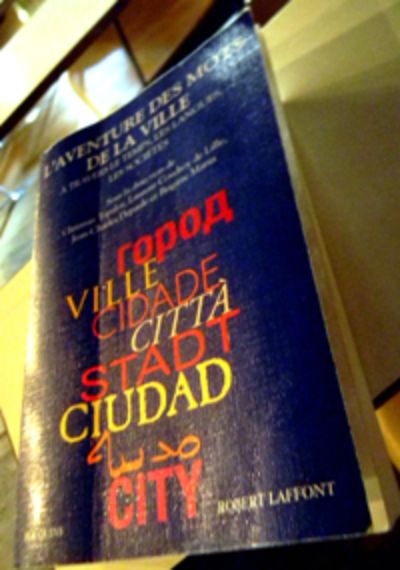 La conferencia se basó en el libro publicado el año pasado en Paris "L'Aventure des mots de la ville"