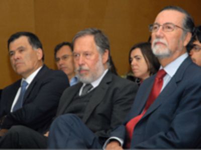 Vicerrector Académico Patricio Aceituno, Decano Leopoldo Prat y Rector Víctor Pérez. Foto: María José Durán S. Fotógrafa UDP