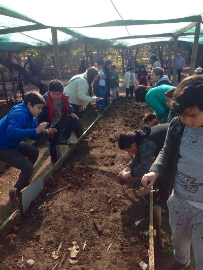 Liza Fonseca, Coordinadora del Núcleo de Educación Ambiental y Coordinadora del Centro GAB en FAVET junto a estudiantes del colegio. 