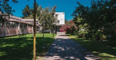 La Universidad de Chile invita a la ciudadanía a conocer el movimiento moderno en el área de la arquitectura  y el patrimonio botànico y cultural que existe en este espacio universitario.