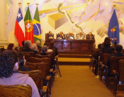 El Prof. Seixas junto a los invitados que asistieron a la ceremonia inaugural de