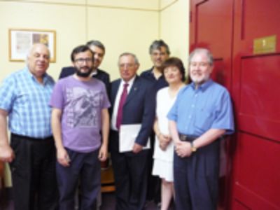 La Decana María Eugenia Góngora acompaña por académicos del Depto. de Lingüística en la puerta de la Sala Rodolfo Lenz.