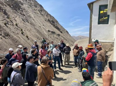 Académicos U. de Chile dialogan con científicos internacionales y actores sociales bolivianos sobre experiencias de transición energética