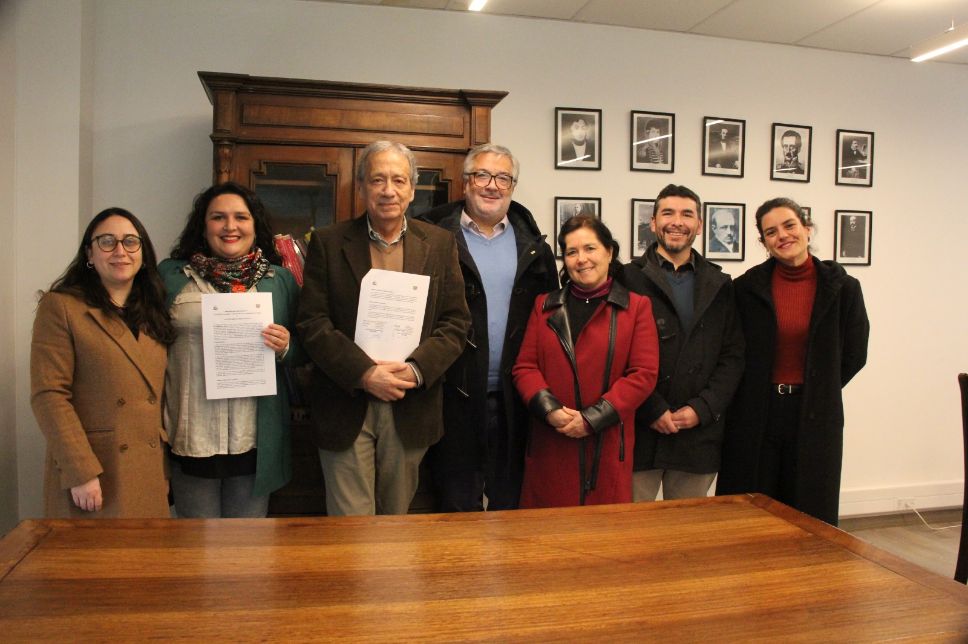 Facultad de Filosofía y Humanidades y Liceo Manuel de Salas firmaron acuerdo de cooperación académica y cultural