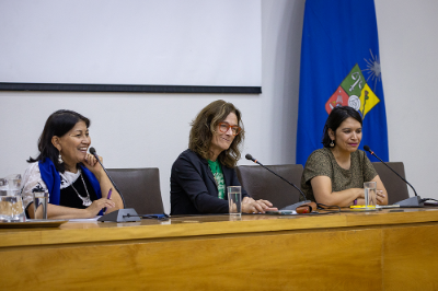 Elisa Loncon, Ana Cacopardo y Cristina Dorador en el panel "Naturaleza e imaginación política: diálogo sobre el futuro que merecemos"