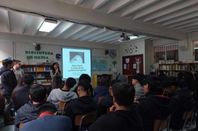 La nueva académica del DGF, Sarah Jaye Oliva, durante la charla, “Determinando la fuente sísmica a partir de sismogramas”, que ofreció hace unos días en el colegio Nuestra Señora del Carmen de Curacaví.