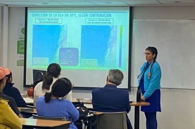 : La investigadora, Alexandra Fuenzalida Artigas, durante su defensa de tesis para optar al grado de Magíster en Meteorología y Climatología (MMC) del DGF.