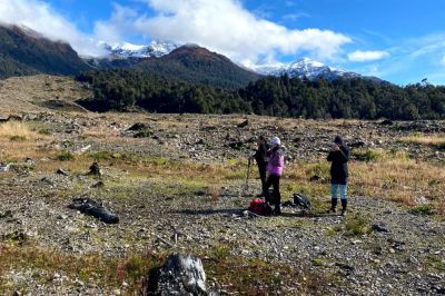 La glacióloga, Michelle Koppes (a la izquierda), geomorfóloga, Holly Chubb (al medio) y la graduada del DGF, Andrea Paz Navarro Aránguiz (a la derecha).