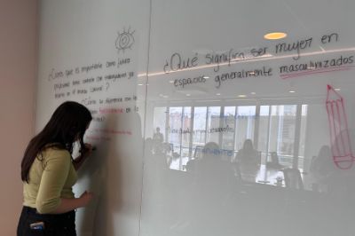 Inserción laboral, proyecciones a futuro y formas de redescubrir el liderazgo femenino en espacios masculinizados fueron parte de los temas tratados en las cuatro jornadas del taller “Creando Futuro”.