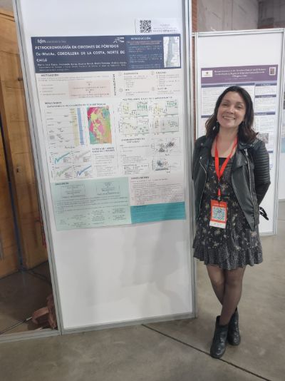 La estudiante de Postgrado, María José Tapia, participó en la sesión de posters de FEXMIN con su trabajo "Petrocronología en circones de pórfidos Cu-Mo±Au, Cordillera de la Costa, Norte de Chile".