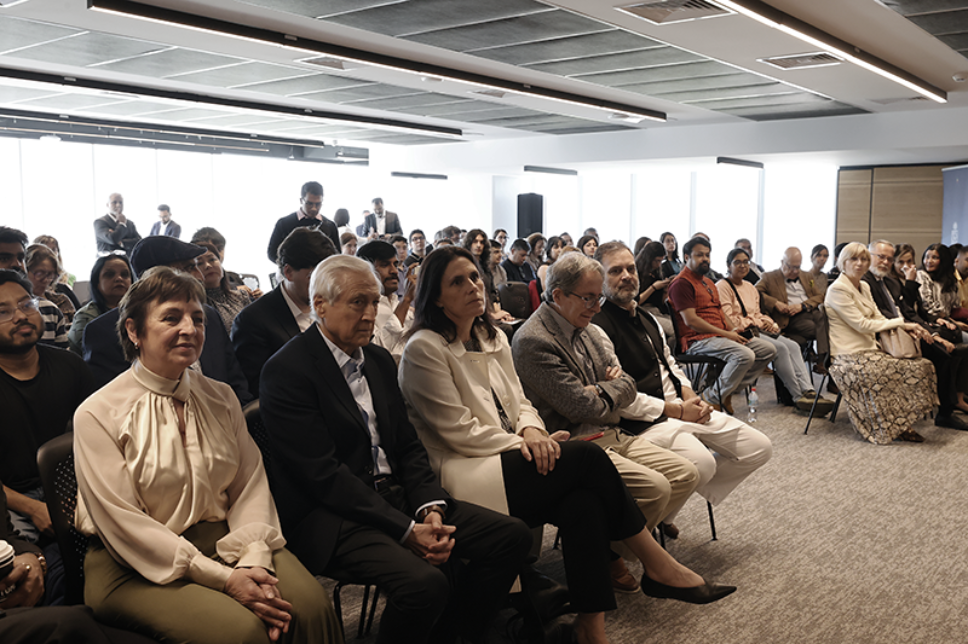 Prof. Alicia Salomone, Directora de Relaciones Internacionales de la Universidad de Chile; Heraldo Muñoz, ex Ministro de Relaciones Exteriores, diplomático y político, especialista en relaciones internacionales; prof. Dorotea López Giral, Directora del Instituto de Estudios Internacionales; prof. Leonardo Letelier Saavedra, Decano de la Facultad de Gobierno, y Rahul Ghandi, líder opositor en el Lok Sabha (Cámara Baja del Parlamento indio).
