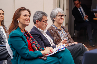 El seminario fue presidido por la Directora y el Subdirector del IEI, profesores Dorotea López Giral y Ricardo Gamboa, quienes estuvieron acompañados por la Vicerrectora de Extensión y Comunicaciones de la Universidad de Chile, prof. Pilar Barba.