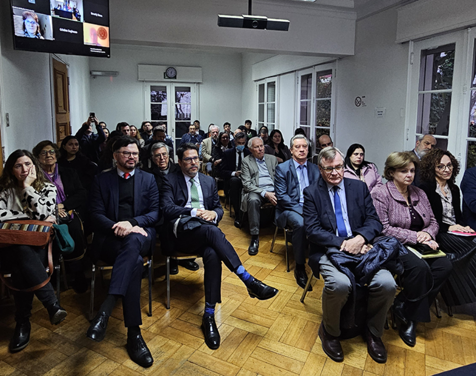 Diplomáticos, académicos, alumnos y familiares se congregaron en la jornada de presentación del libro de las profesoras Henríquez y Figallo.