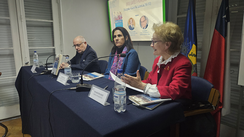 La Directora del Instituto de Estudios Internacionales dio la bienvenida e introdujo a los presentadores, la prof. María Teresa Infante y el Excmo. Embajador trasandino, Jorge Faurie.