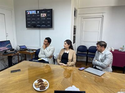 Profesores Andrés Bórquez y Fernando Sossdorf, junto a la jefa de Asia y Oceanía de PROCHILE, Daniela Romero.