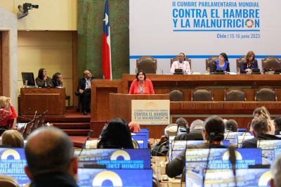 El encuentro reúne a más de 150 representantes de todo el mundo que buscarán lograr un Pacto Parlamentario Global en torno a esta materia. Este jueves 15 de junio fue su acto inaugural, el cual fue encabezado por el Presidente Gabriel Boric y contó con la presencia de la Rectora Rosa Devés. Durante el desarrollo del evento en esta primera jornada, además, expuso la profesora Camila Corvalán, académica del Instituto de Nutrición y Tecnología de los Alimentos (INTA) de la U. de Chile.