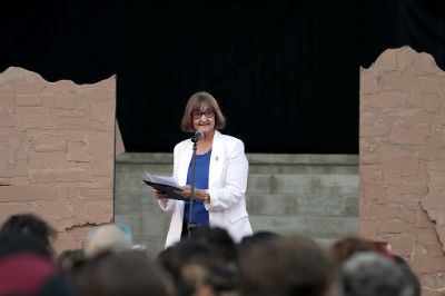 “Aquí estamos hoy, 90 años después de que ella iniciara el camino, todavía escuchando a la maestra con atención, para continuar su obra de educar en diálogo con la sociedad", señaló la Rectora Rosa Devés.