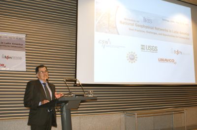 Patricio Aceituno, decano de la FCFM, saludando a los asistentes al taller durante la ceremonia inaugural.