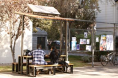 La mesas con energía solar ubicada en el lado sur de patio Central de la FCFM.