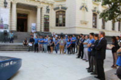 La comunidad universitaria y representantes de Colbún se reunieron en el frontis del edificio patrimonial de Beauchef 850.