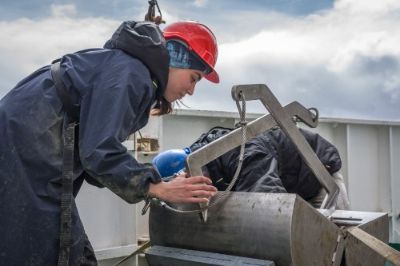 Durante 2018, investigadores de la FCFM participaron en campañas de recolección de muestras para avanzar en la geofísica y geología marinas.