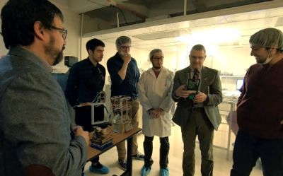 El general de la FF.AA. de EE.UU. William Cooley con los estudiantes que trabajan en el laboratorio SPEL de la FCFM.