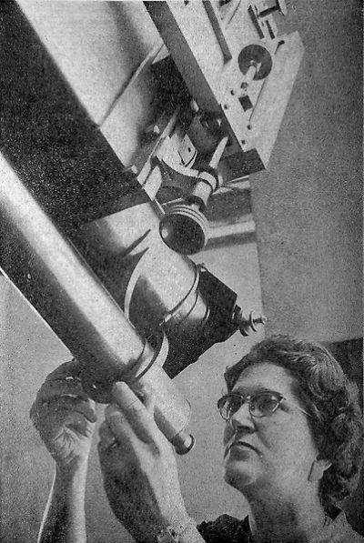 Adelina Gutiérrez comenzó a trabajar en el Observatorio Astronómico Nacional de la U. de Chile el 1 de junio de 1949, lugar donde se dedicó inicialmente a reducir datos astronómicos.