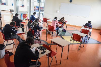 Cuarentenar al curso de un caso confirmado es efectivo para cortar la transmisión, mientras que cerrar todo un colegio tendría un impacto marginal cuando los contactos entre cursos son reducidos.