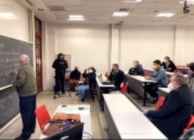 El encuentro, con el aforo correspondiente, fue una reunión entre académicos/as y estudiantes para presentar la nueva tecnología y recoger inquietudes y recomendaciones.