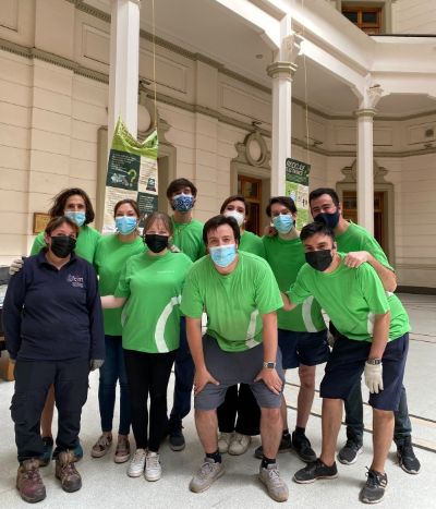 Equipo organizador de la Reciclatón junto a algunos volunarios y voluntarias.