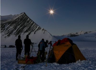 Momento de oscuridad total del eclipse solar con anillo de fuego y vista de estrellas en el Glaciar Unión, a 80 grados de latitud sur.