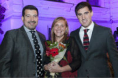 Juan Pablo Moya Pérez, Ingeniero Civil Eléctrico junto a sus padres Jorge y Marina. Dice "agradecer la diversidad de la Universidad, lo que ayuda a tener una formación integral". 