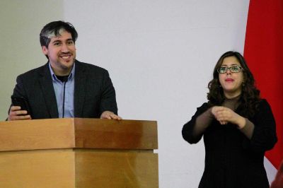 El académico de la Facultad de Medicina y coordinador del proyecto, Álvaro Besoain, explicó que esta campaña fue realizada gracias al trabajo transdisciplinar con estudiantes, académicos, personas con discapacidad y actores comunitarios.