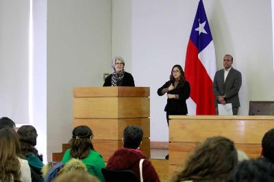 "Es fundamental visibilizar este tema y promover un cambio cultural a partir del trabajo que se ha hecho de investigación en las áreas de salud y las áreas sociales, pero fundamentalmente desde el sentimiento y la experiencia real de las personas con discapacidad", planteó la vicerrectora de Extensión y Comunicaciones, Pilar Barba.