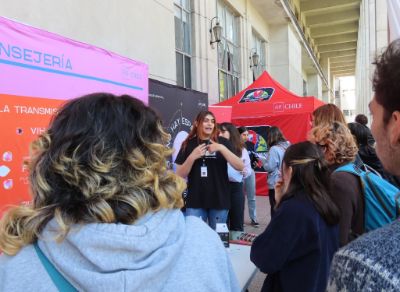 Comunidad de la Facultad de Medicina recibiendo la pre-consejería de parte de una de las monitoras de la Fundación AHF