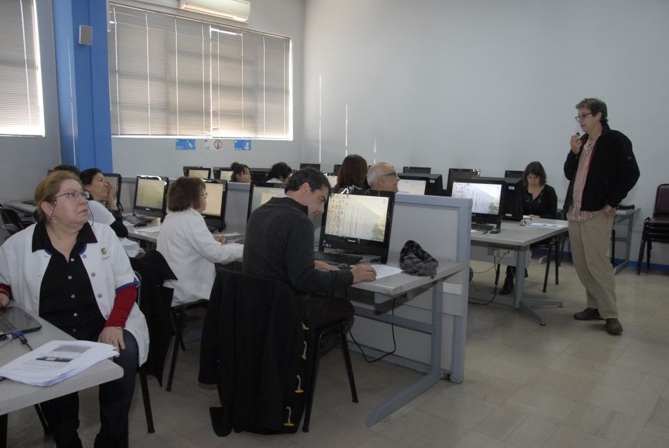 Dr. Steffen Härtel explicando la tecnología a los docentes