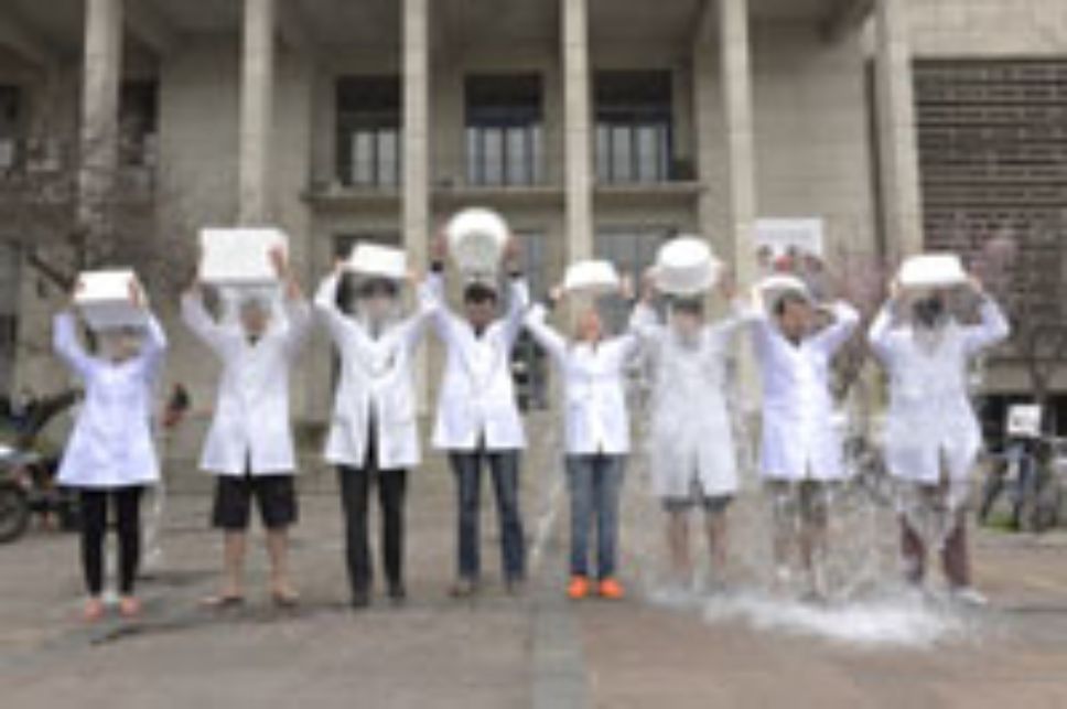 Recibiendo el balde de agua con hielo está Leslie Bargsted, Pablo Rozas, José Manuel Matamala, Claudio Hetz, Soledad Matus, Vicente Valenzuela, Danilo Medinas y Martín Sepúlveda.
