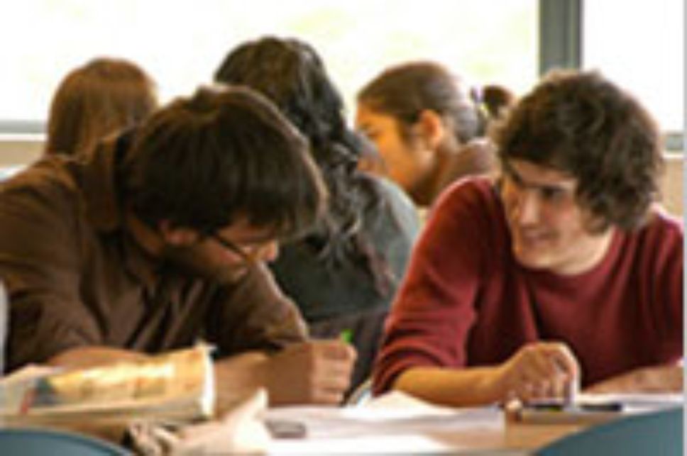 Estudiantes en la Biblioteca de la Facultad de Medicina