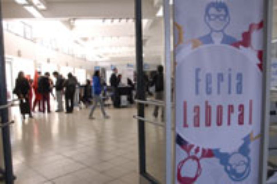 Estudiante interiorizándose de las ofertas laborales