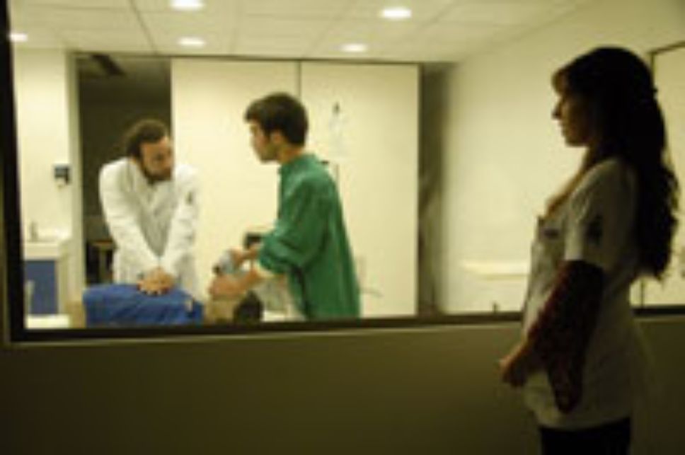 Docente supervisando el trabajo de los estudiantes en el Centro de Habilidades Clínicas