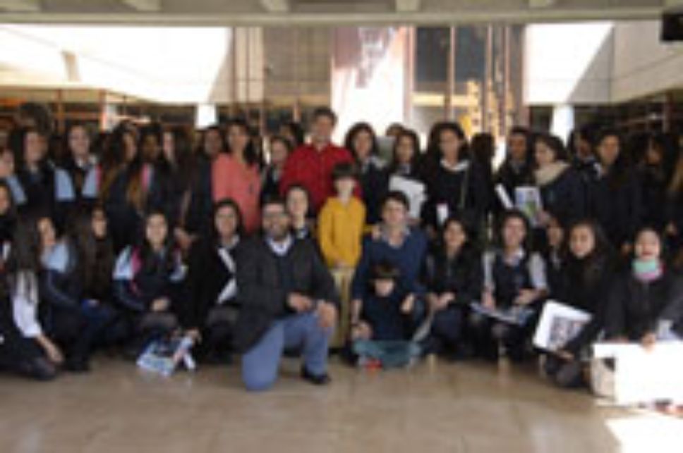 Dr. Liu con algunos de los estudiantes secundarios