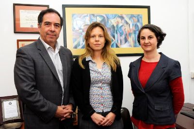 El doctor Miguel O'Ryan junto a Joyce Fongers, de la Universidad de Groningen, y a Ximena Alemany, asistente de la Dirección de Relaciones Internacionales.