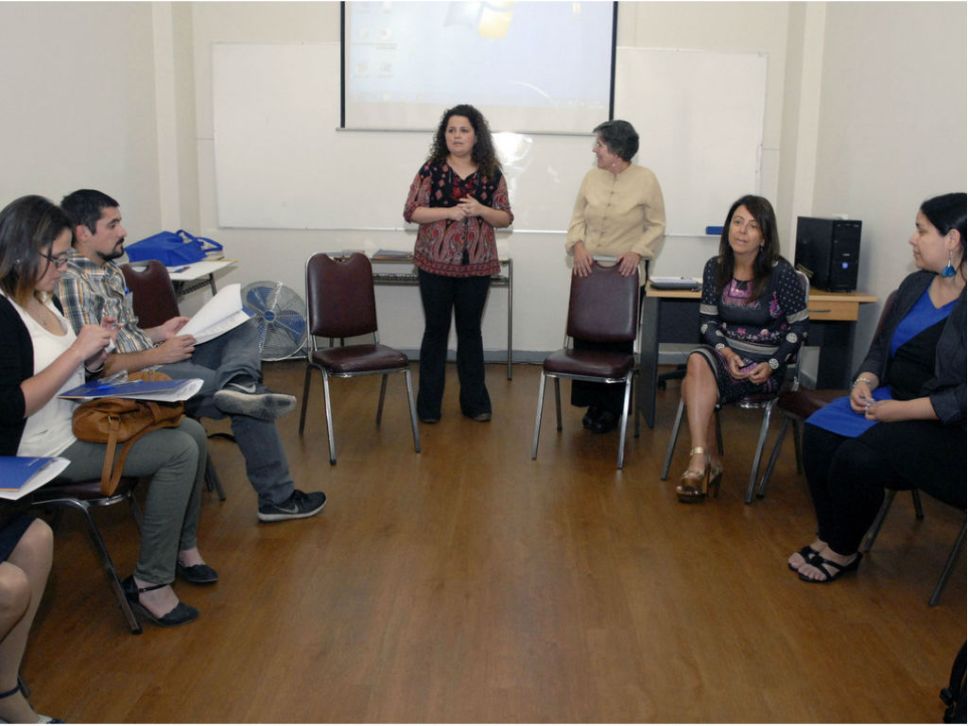 Las profesoras Alicia Carrasco y Jennifer Foster durante la jornada de capacitación. 